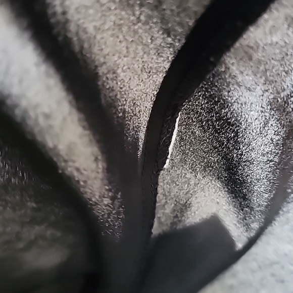 Slightly cropped black top - Picture 5 of 5